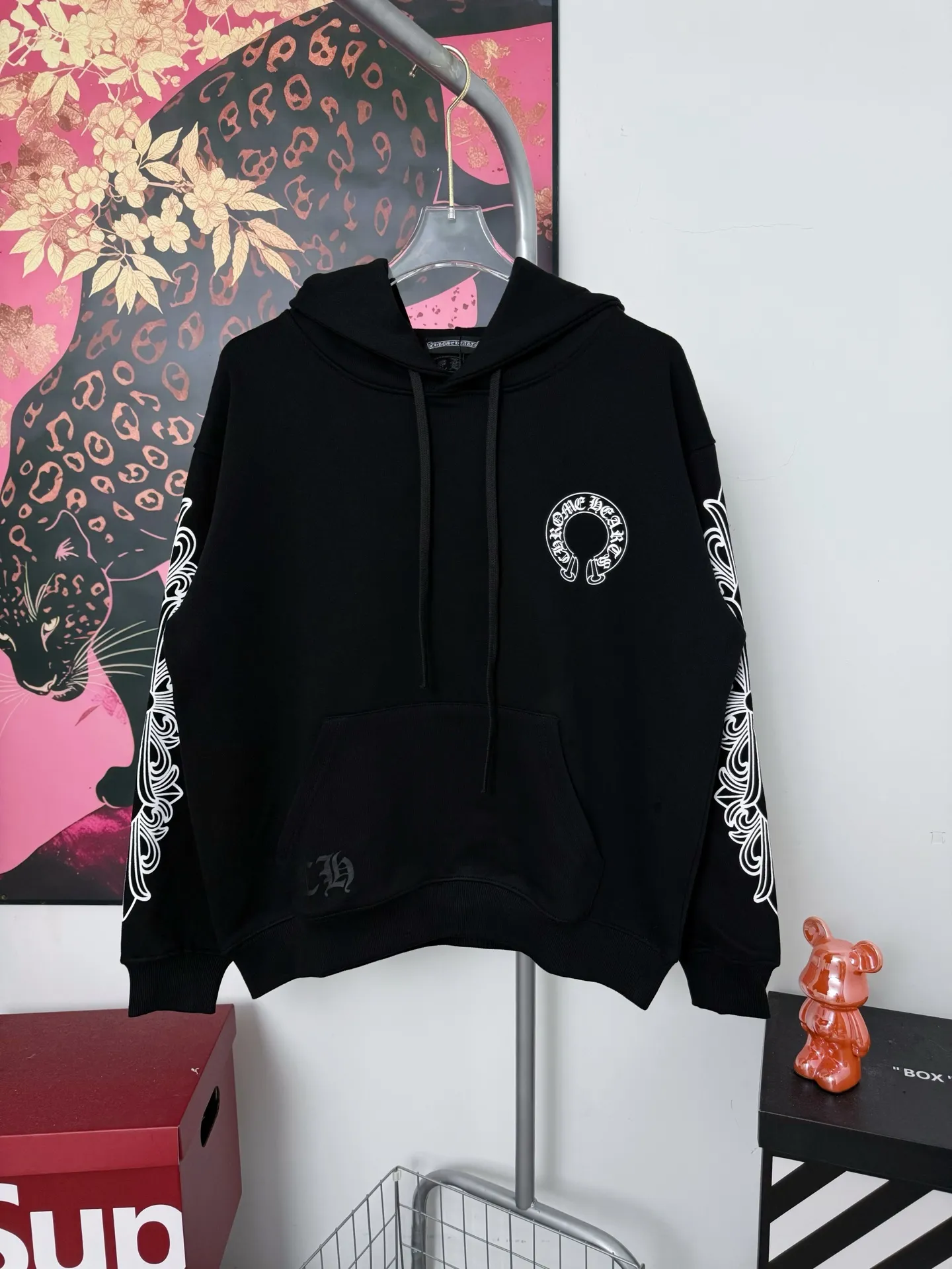 P260 Chrome Hearts Miami Limited Horseshoe Hooded Sweatshirt, the same model as ChromeHearts counters. Made of 430g double-ply double-yarn pure cotton terry fabric. Original customization. Details are restored in place. Very textured on the handle. Three-dimensional and atmospheric. Versatile and easy to wear in autumn. Simple and elegant. Adopting os version. The upper body effect is very good. Suitable for all body types. Soft and comfortable. CH letter offset printing on the front and horseshoe Sanskrit offset printing on the back. Small markings on the hem. Resistant to machine washability. Does not fade. No deformation, complete accessories, original mold opening, perfect restoration of zp 2:1, same style for men and women, versatile and not picky, size s m l xl color black